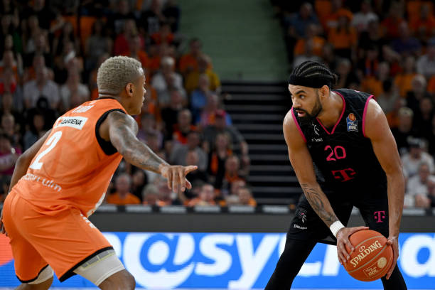 更是居高不 更是居高不