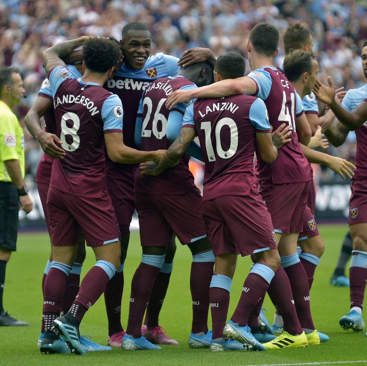 葡萄牙总比分扳平！B费开角球，丹麦球员离谱头球自摆乌龙.